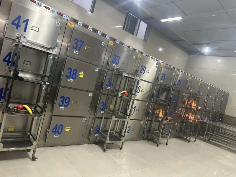 殡仪馆内的遗体冷藏室。