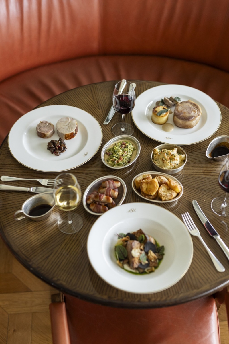 今年的圣诞大餐以头盘、前菜、主菜、甜品四道菜构成,起用不少英国直送食材,带来当地独有的节日氛围。 今年的圣诞大餐以头盘、前菜、主菜、甜品四道菜构成,起用不少英国直送食材,带来当地独有的节日氛围。