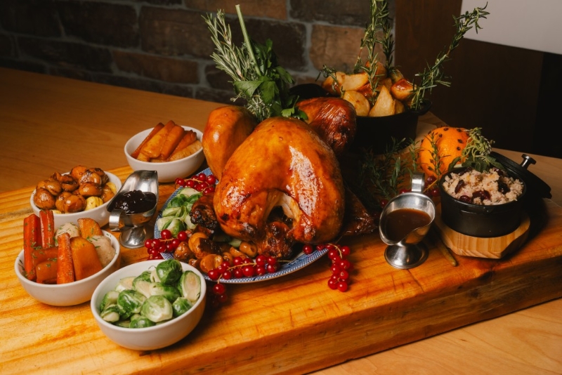 甜品分享拼盘装满了经典美食,包括圣诞布甸、英式百果批以及FAB的招牌朱古力慕斯。 甜品分享拼盘装满了经典美食,包括圣诞布甸、英式百果批以及FAB的招牌朱古力慕斯。