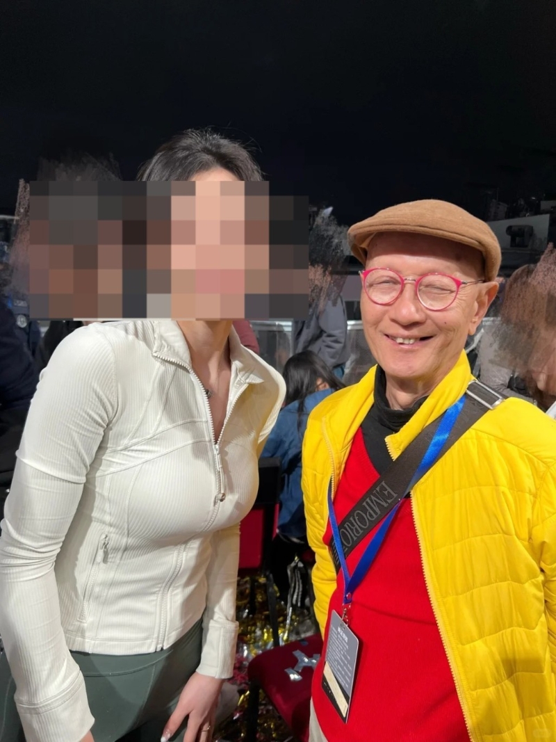 陈奕迅近日在深圳湾体育中心“春茧”体育馆展开六场FEAR and DREAMS世界巡回演唱会,吸引大批粉丝现身捧场。 原来陈奕迅的父亲陈裘大也有到当地为爱儿撑场。 陈奕迅近日在深圳湾体育中心“春茧”体育馆展开六场FEAR and DREAMS世界巡回演唱会,吸引大批粉丝现身捧场。 原来陈奕迅的父亲陈裘大也有到当地为爱儿撑场。