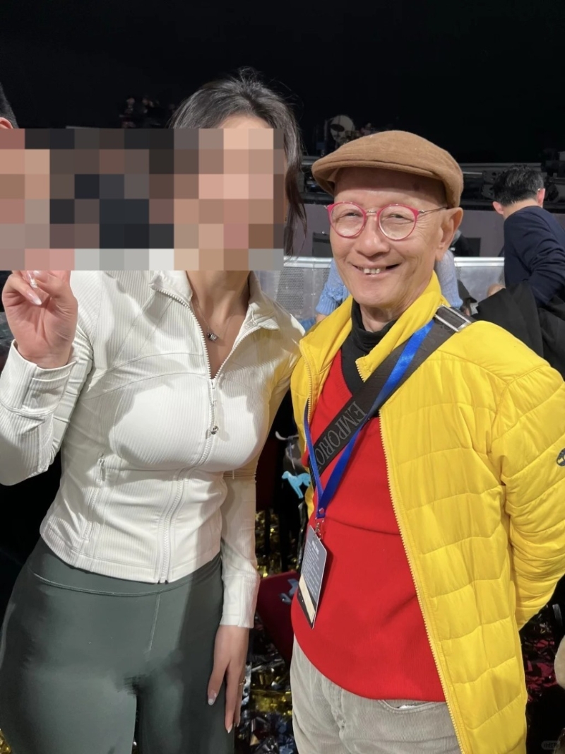 其中就有幸运歌迷于场内巧遇陈裘大,更主动邀请合照。 其中就有幸运歌迷于场内巧遇陈裘大,更主动邀请合照。