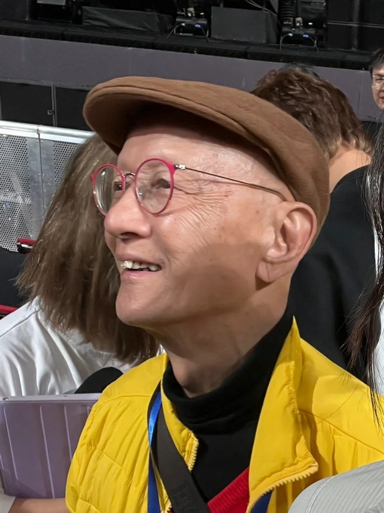 当中见到陈裘大虽然身形瘦削,但精神极好。 当中见到陈裘大虽然身形瘦削,但精神极好。