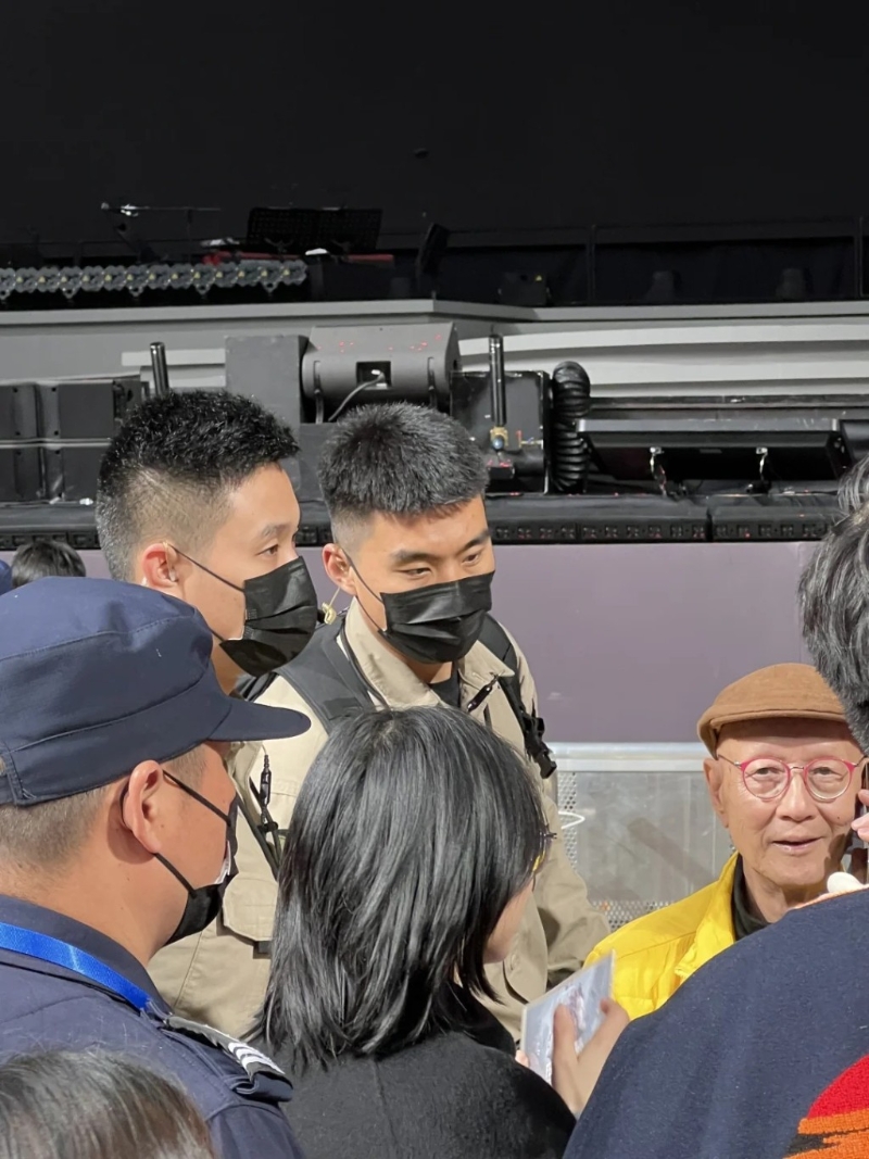 身穿鲜黄色羽绒、红色上衣及头戴棕色贝雷帽的陈裘大脸型瘦削,即使已经年迈,但秀气五官及高挺鼻梁不难看出他年轻时亦是一名帅气小鲜肉。 身穿鲜黄色羽绒、红色上衣及头戴棕色贝雷帽的陈裘大脸型瘦削,即使已经年迈,但秀气五官及高挺鼻梁不难看出他年轻时亦是一名帅气小鲜肉。