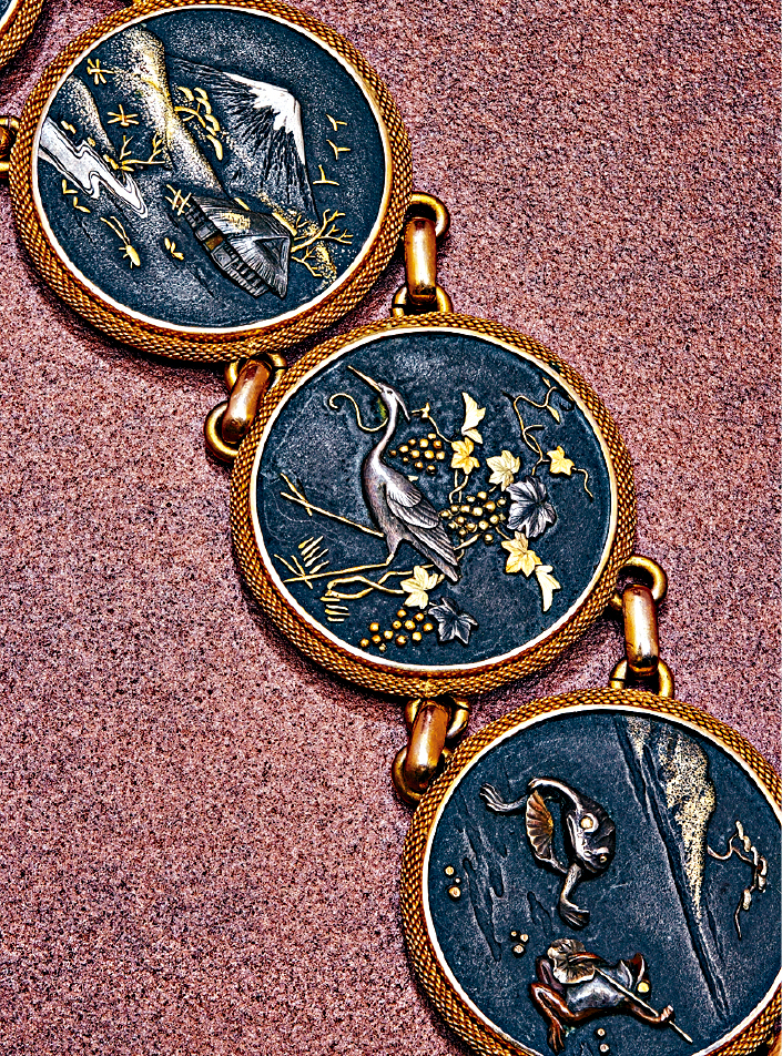 描绘富士山、鹤及表情趣怪的青蛙图案 描绘富士山、鹤及表情趣怪的青蛙图案