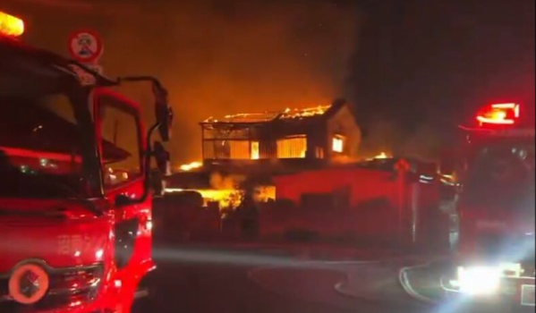 谋杀案现场附近有8栋民宅大火。(X平台) 谋杀案现场附近有8栋民宅大火。(X平台)