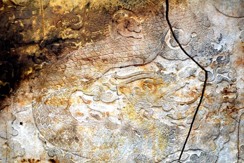 图为金太祖棺椁上的龙纹。