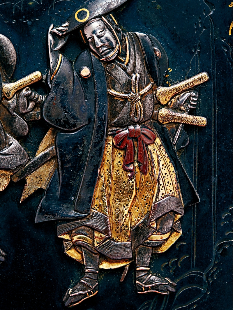 鎏金银赤铜扣,形 如刀镡,或以莳绘 上色,图为扣上描 画的其中一位持手 杖的年迈武士。日 本1800年代晚期作 品,属私人收藏。 鎏金银赤铜扣,形 如刀镡,或以莳绘 上色,图为扣上描 画的其中一位持手 杖的年迈武士。日 本1800年代晚期作 品,属私人收藏。