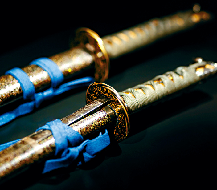 十九世纪晚期的日本武士刀装具如刀镡(锷),已采用赤铜制作,而刀上的装具后来亦改造成珠宝。 十九世纪晚期的日本武士刀装具如刀镡(锷),已采用赤铜制作,而刀上的装具后来亦改造成珠宝。