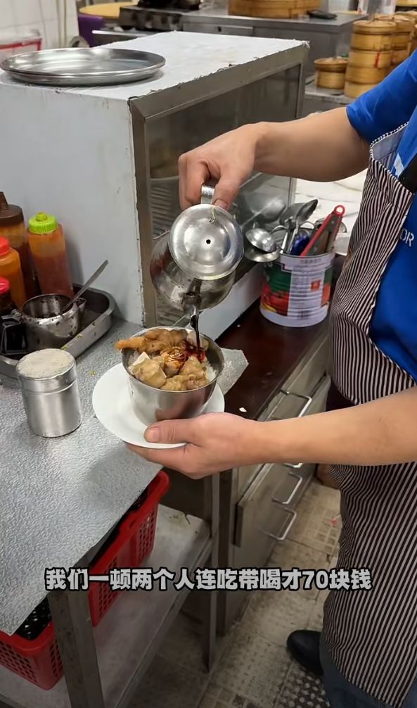 楼主说午餐时段食客陆续到来 楼主说午餐时段食客陆续到来