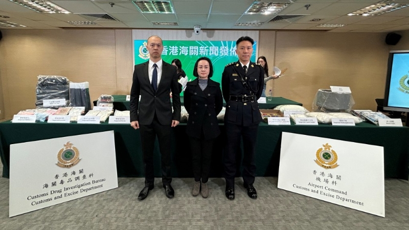 圣诞将至机场海关扫毒 圣诞将至机场海关扫毒