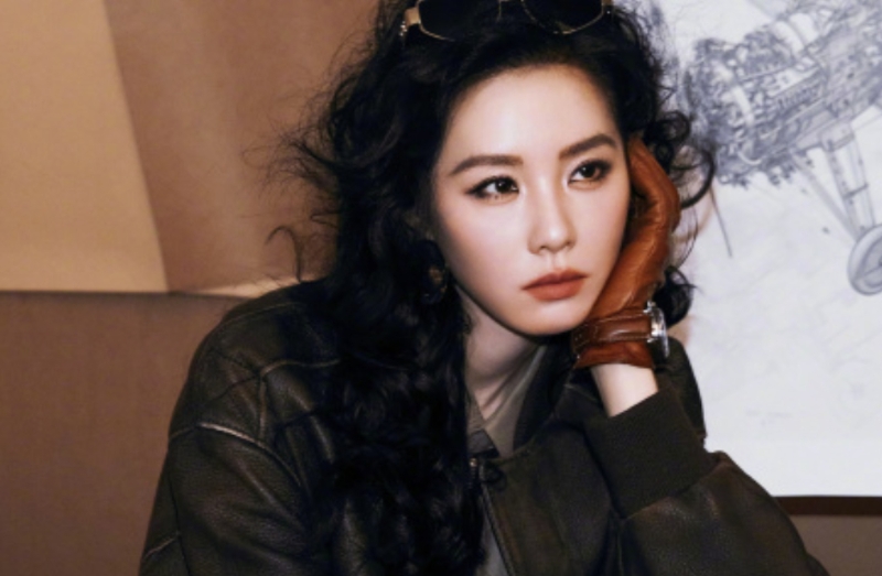 刘诗诗专注于工作,对于婚变传闻未正面回应。 刘诗诗专注于工作,对于婚变传闻未正面回应。