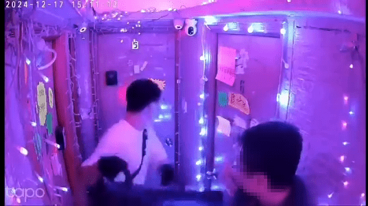 白衫便衣挥动破门锤。 白衫便衣挥动破门锤。