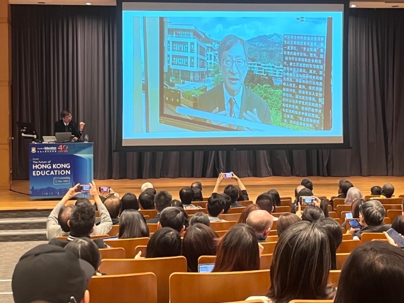 教大校长李子建笑称,“数码李子建”精通多种语言,并指出另一个“他”在资料库方面的优势,从而呼吁出席者反思教师能提供哪些人工智能无法複制的独特价值。 教大校长李子建笑称,“数码李子建”精通多种语言,并指出另一个“他”在资料库方面的优势,从而呼吁出席者反思教师能提供哪些人工智能无法複制的独特价值。