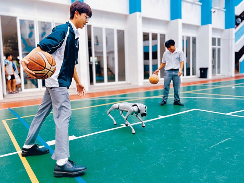 白沙新成员AI机械狗,能以普通话和英语进行即时智能对话。 白沙新成员AI机械狗,能以普通话和英语进行即时智能对话。