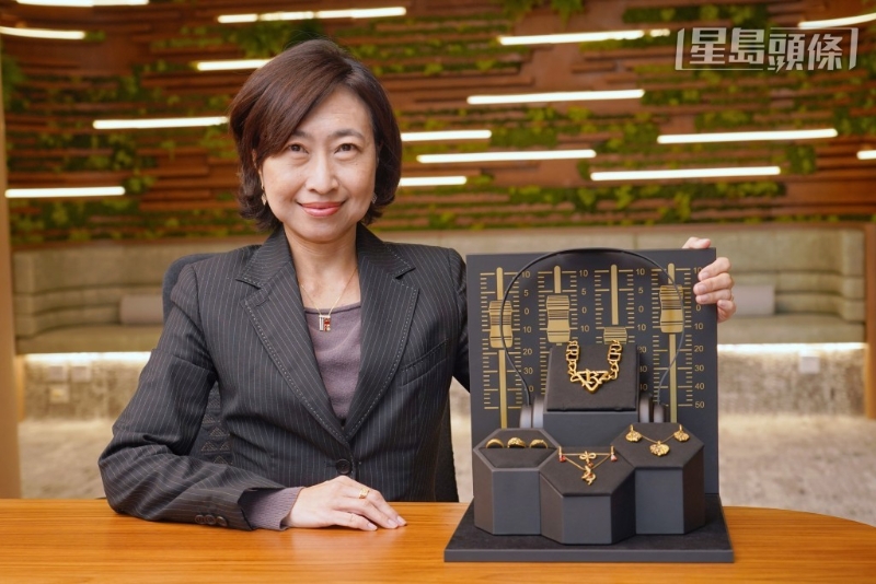 周大福珠宝集团可持续发展总监吴华瑜介绍“MONOLOGUE 100%再生金系列”产品,将于明年1月在内地率先推出。 周大福珠宝集团可持续发展总监吴华瑜介绍“MONOLOGUE 100%再生金系列”产品,将于明年1月在内地率先推出。