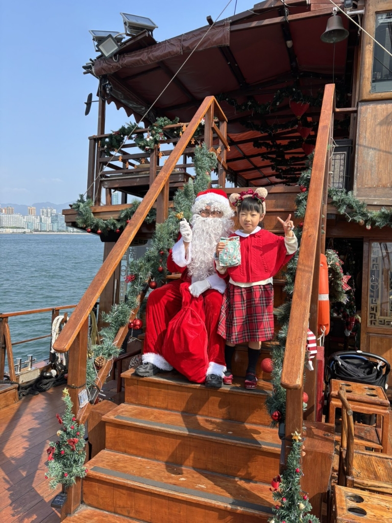 圣诞老人登上张保仔号与大家同乐派礼物， 兼“放题”合照！（图片来源：《亲子王》）