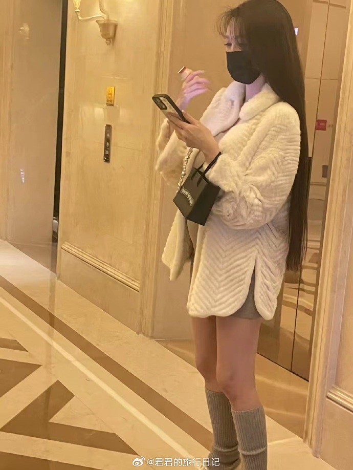 叶珂的孕肚成焦点。 叶珂的孕肚成焦点。