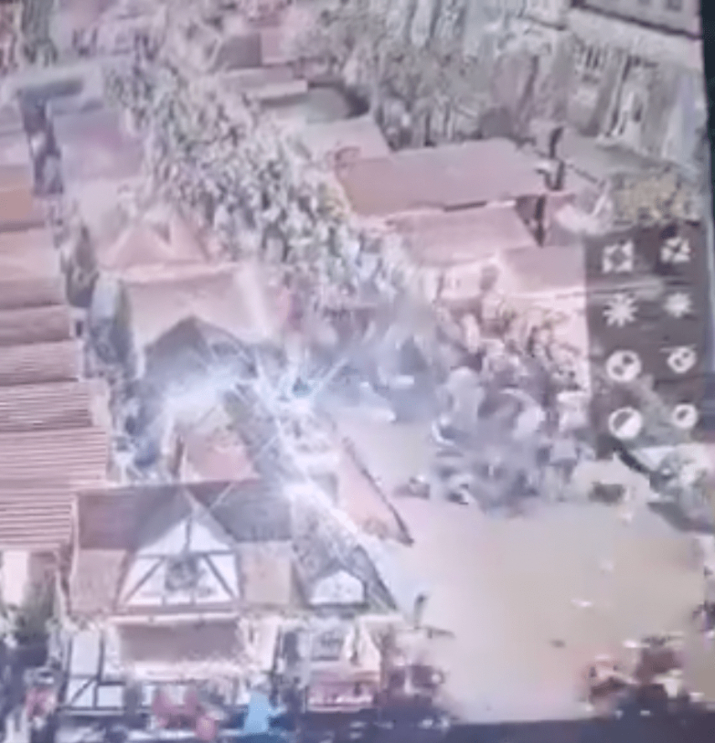 汽车撞向人群,两边民众纷纷倒下。 汽车撞向人群,两边民众纷纷倒下。