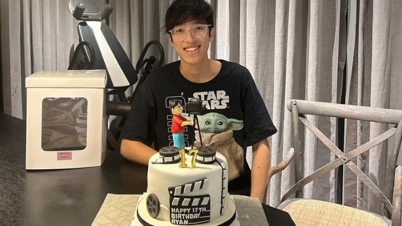李立仁17岁生日罕有露面,外界惊讶他竟与栏王刘翔撞样。 李立仁17岁生日罕有露面,外界惊讶他竟与栏王刘翔撞样。