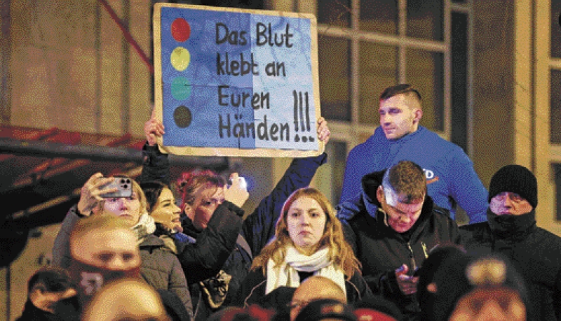 「德国另类选择党」领导人献花哀悼遇难者。路透社 「德国另类选择党」领导人献花哀悼遇难者。路透社