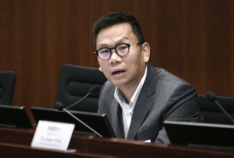 立法会交通事务委员会主席、民建联陈恒镔预计政府明年首季会向立法会提交修例草案。 立法会交通事务委员会主席、民建联陈恒镔预计政府明年首季会向立法会提交修例草案。