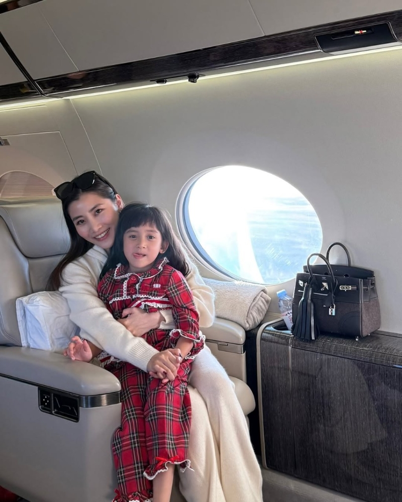 陈雪铃和家人坐私人飞机游日本。 陈雪铃和家人坐私人飞机游日本。