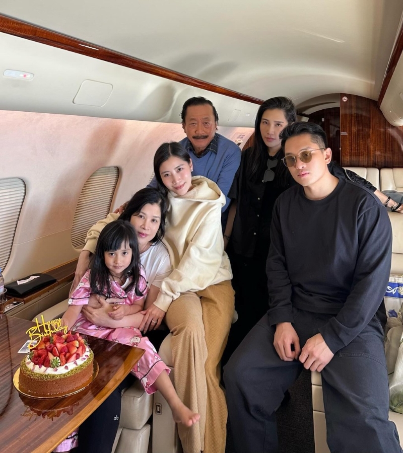 陈雪铃不时在伊格分享家庭乐,有不少是三代同堂,低调的妈Esther Tan也会现身。 陈雪铃不时在伊格分享家庭乐,有不少是三代同堂,低调的妈Esther Tan也会现身。