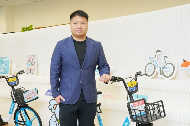 Locobiker创办人程俊豪接受《星岛》访问时表示，立法强制踩单车佩戴头盔对市民选择使用绿色出行影响很大。