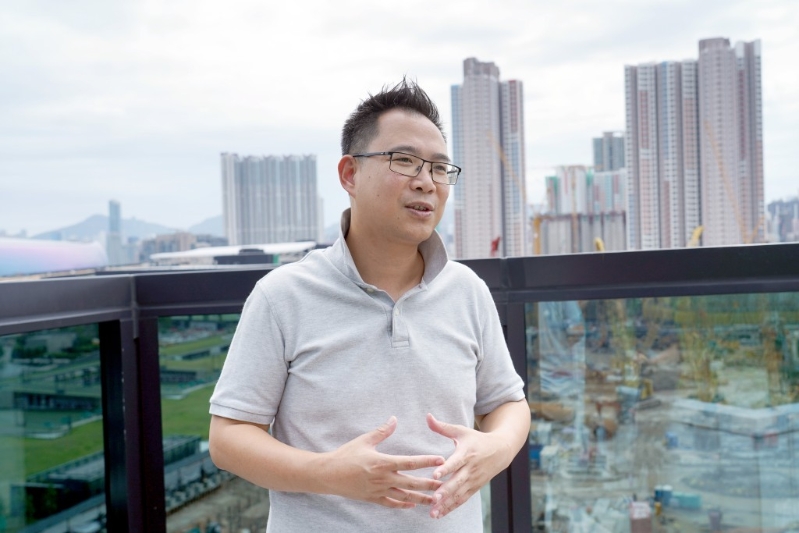 A4联盟杨永杰指划一强制戴头盔会对市民构成滋扰，应以用途作区分。