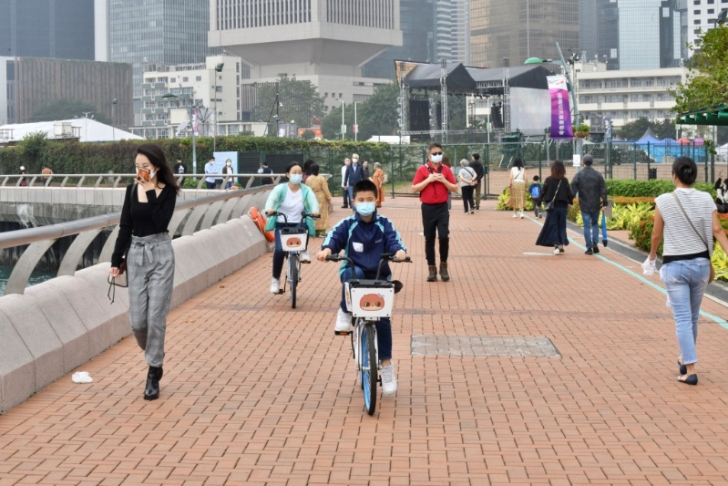 中环至湾仔海滨共享径正展开第二阶段先导计划,评估使用者自携单车使用共享径的情况。 中环至湾仔海滨共享径正展开第二阶段先导计划,评估使用者自携单车使用共享径的情况。