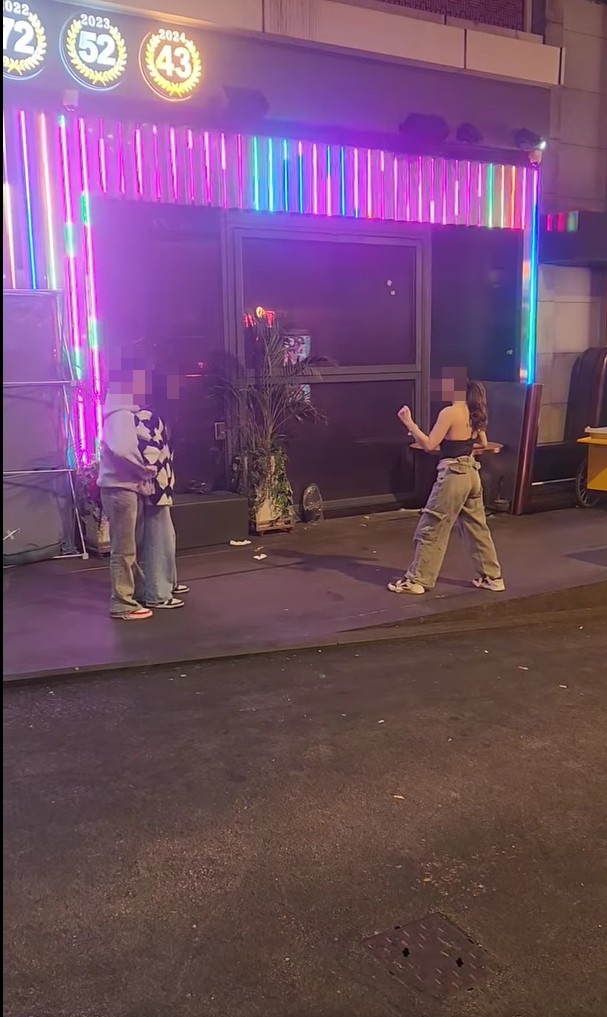 女子(右)摆好姿势准备开打。网上影片截图 女子(右)摆好姿势准备开打。网上影片截图