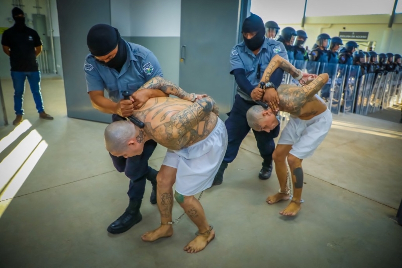 囚犯低着头移动。 路透社