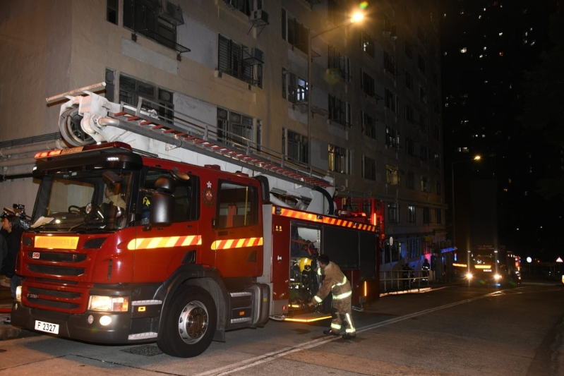 多辆消防车到场。 多辆消防车到场。