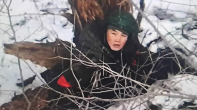 乌克兰无人机拍摄到库斯克战场的黄皮肤士兵,很可能就是北韩士兵。 乌克兰无人机拍摄到库斯克战场的黄皮肤士兵,很可能就是北韩士兵。