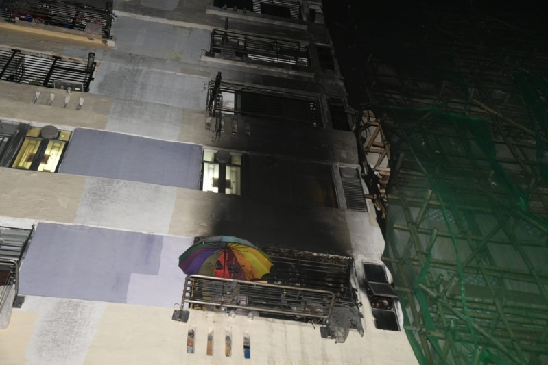 起火单位外墙熏黑。 起火单位外墙熏黑。