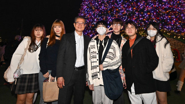 陈茂波到西九文化区的冬日缤纷巡礼和圣诞市集 陈茂波到西九文化区的冬日缤纷巡礼和圣诞市集