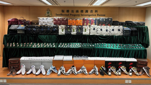 皇马巴塞假波衫等转口冒牌品涌现 皇马巴塞假波衫等转口冒牌品涌现