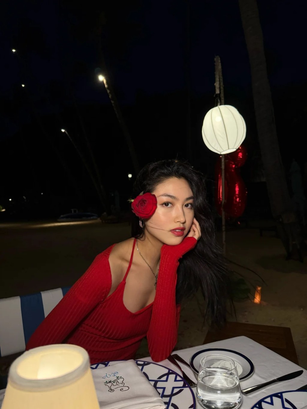 任晴佳以全红色挂颈短裙现身 任晴佳以全红色挂颈短裙现身