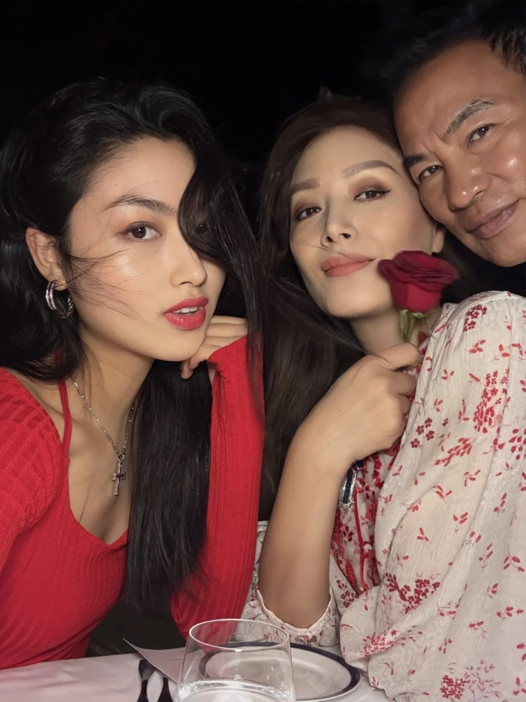 任晴佳以英语发文写道:“和我爱的人一起过生日”。 任晴佳以英语发文写道:“和我爱的人一起过生日”。