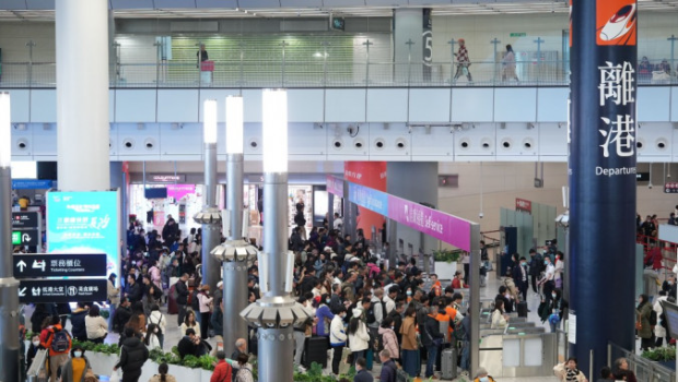 截至下午4时逾48万港人出境 截至下午4时逾48万港人出境