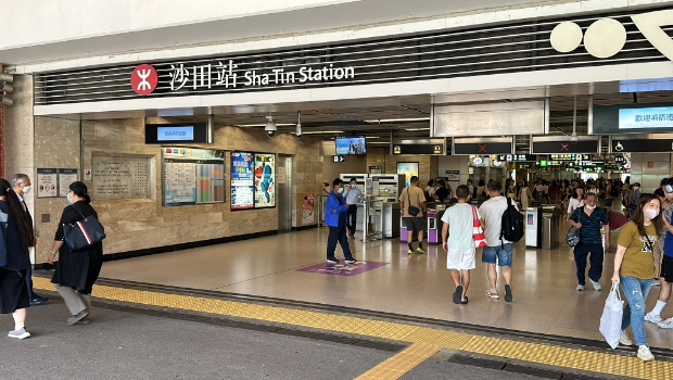 港铁沙田站列车上客期间 港铁沙田站列车上客期间