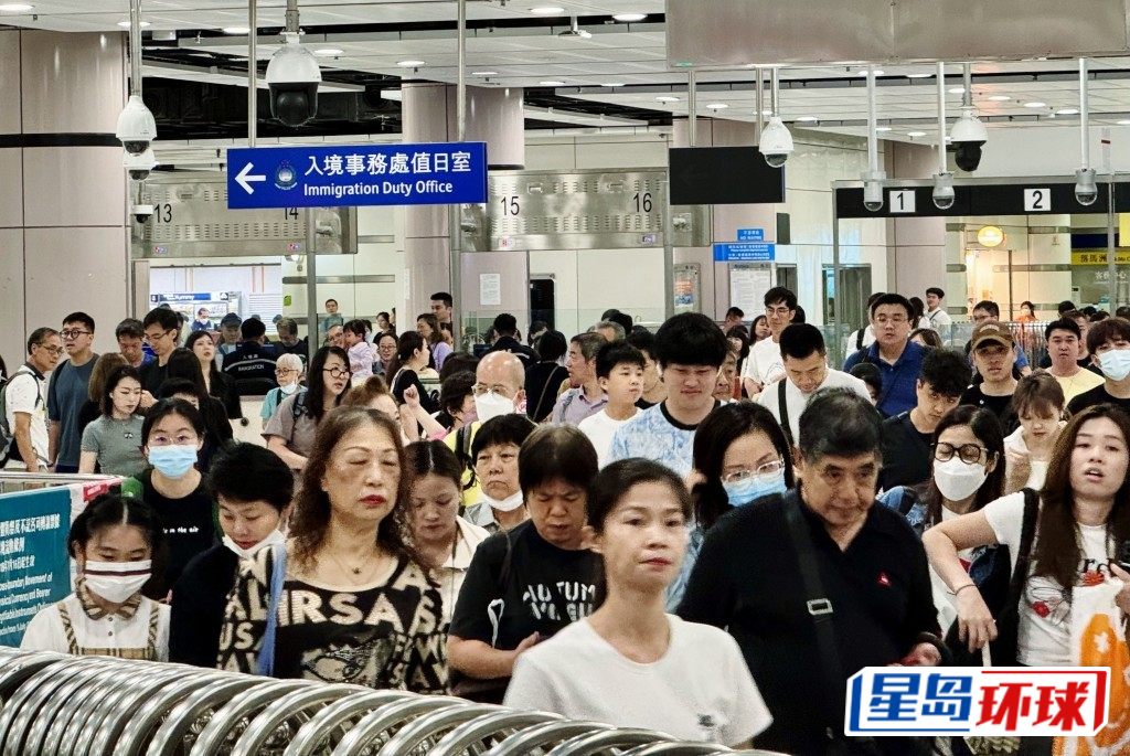 约10.1万人次港人经落马洲支线口岸出境。资料图片 约10.1万人次港人经落马洲支线口岸出境。资料图片