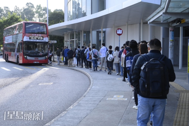 早上繁忙时间,驶往科学园的272K巴士线大排长龙。 早上繁忙时间,驶往科学园的272K巴士线大排长龙。