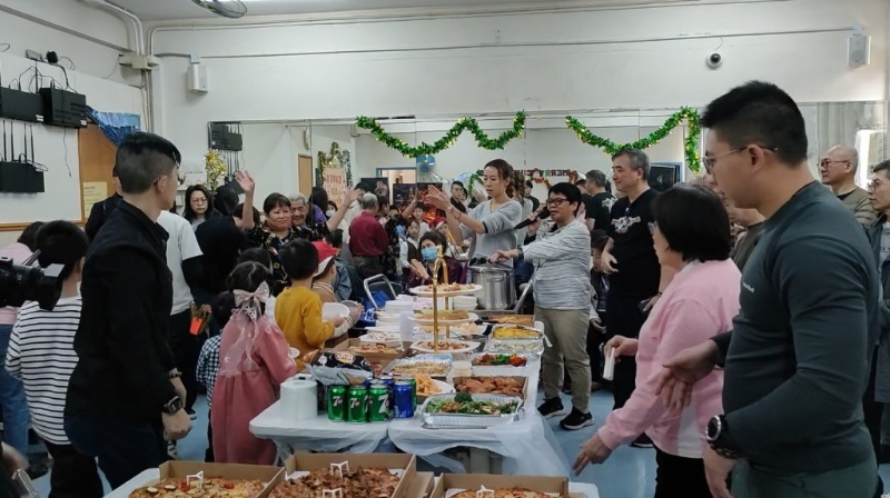 梁金爱(右四)在圣诞联欢会中与妈妈们一同制作食物及饮料,让参与者感受关爱。 梁金爱(右四)在圣诞联欢会中与妈妈们一同制作食物及饮料,让参与者感受关爱。