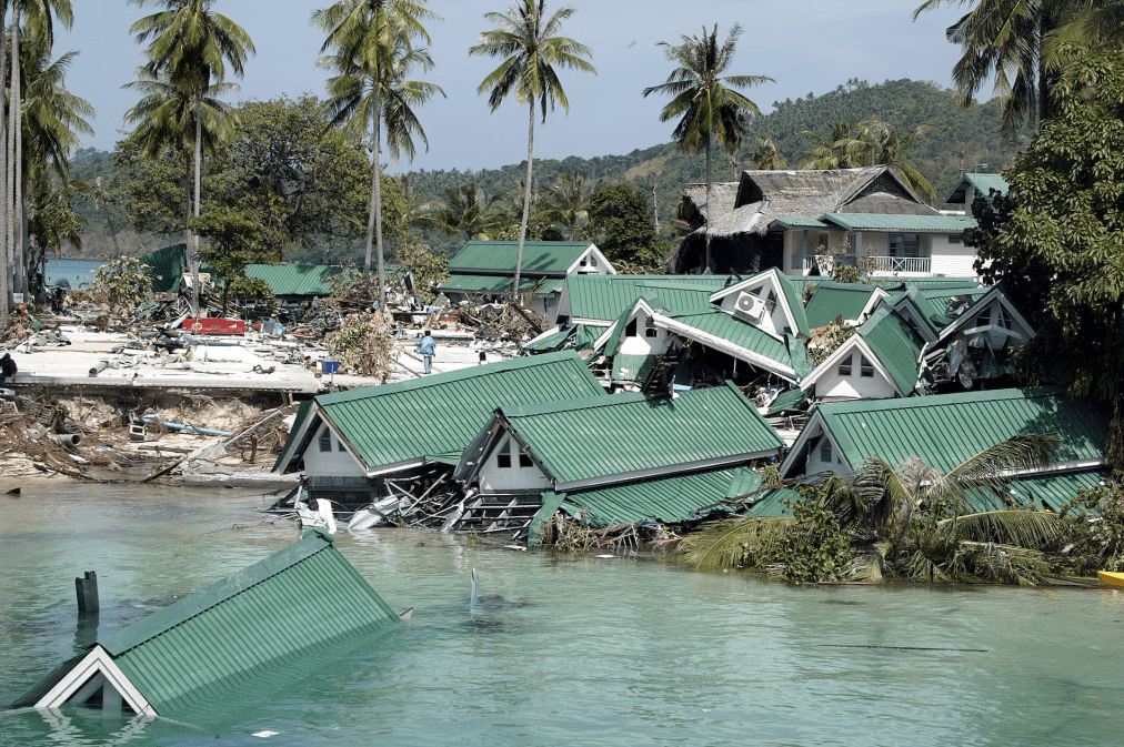 2004年南亚引发30米高的大海啸,造成14个国家逾22.5万人在这场灾难中丧生。 2004年南亚引发30米高的大海啸,造成14个国家逾22.5万人在这场灾难中丧生。