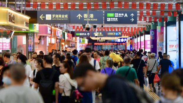 出境方面,有约9.5万人次为香港居民,最多人经机场、落马洲支线及罗湖口岸离境。资料图片 出境方面,有约9.5万人次为香港居民,最多人经机场、落马洲支线及罗湖口岸离境。资料图片