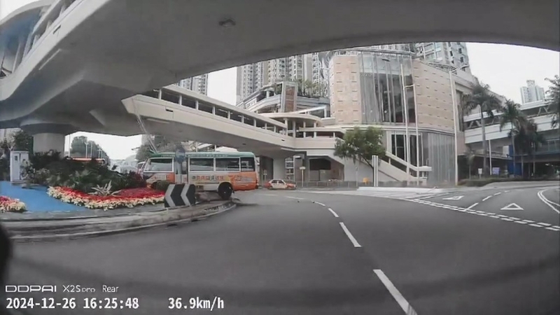 481B线专线小巴铲上花槽始停下。 481B线专线小巴铲上花槽始停下。