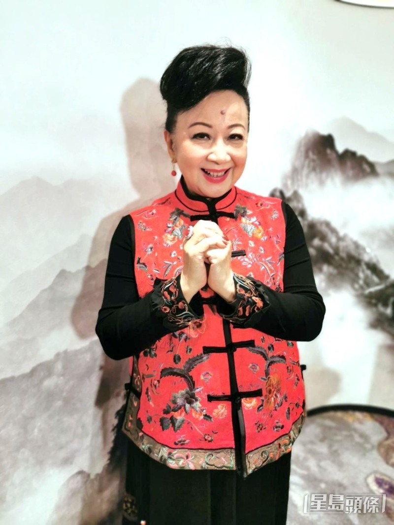 工作不绝的家燕姐赶拍TVB新春特备节目。 工作不绝的家燕姐赶拍TVB新春特备节目。