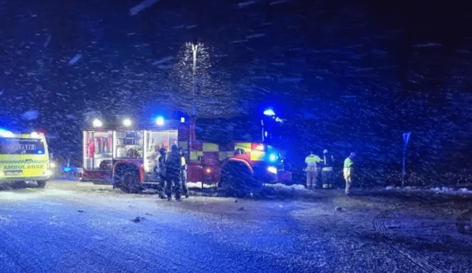 从网上图片可见,车祸现场正下雪,路面积雪。 从网上图片可见,车祸现场正下雪,路面积雪。