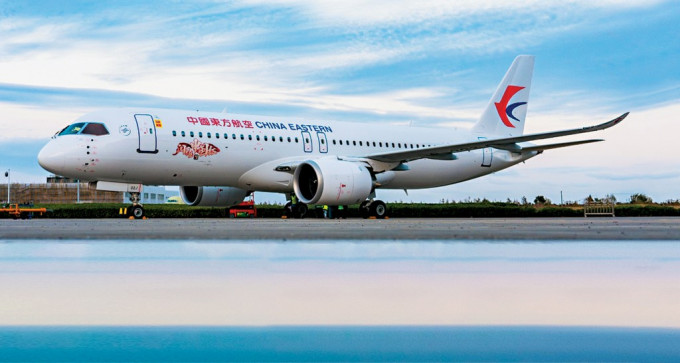 由国家自主研发的大型客机C919,下周三元旦起将执飞东方航空来往香港及上海虹桥的航班。 由国家自主研发的大型客机C919,下周三元旦起将执飞东方航空来往香港及上海虹桥的航班。